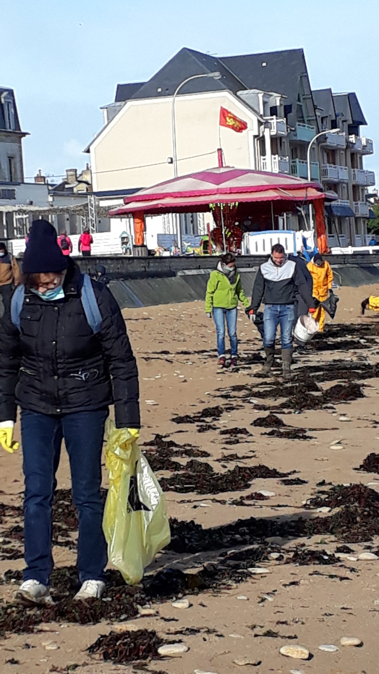 Petite toilette de la plage de Lion-sur-Mer...