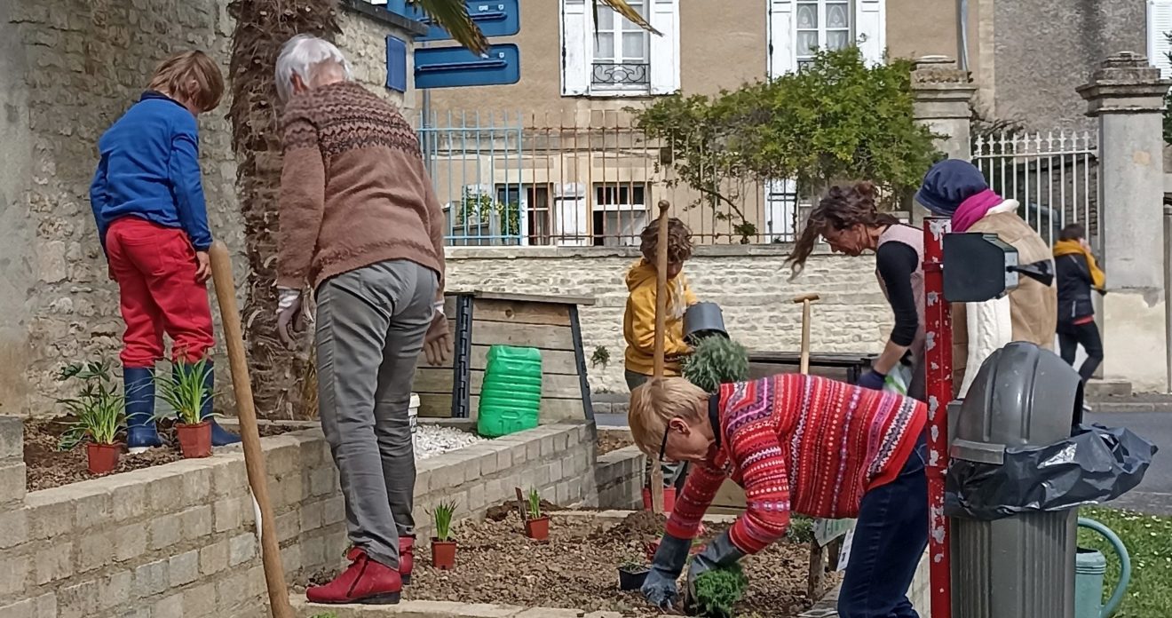 LES HABITANTS DU QUARTIER REPRENNENT POSSESSION DE LA PLACE PASTEUR